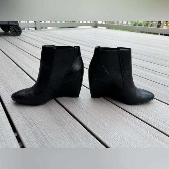 Ann Taylor size 6 Women’s Bootie in Black - Picture 2 of 4